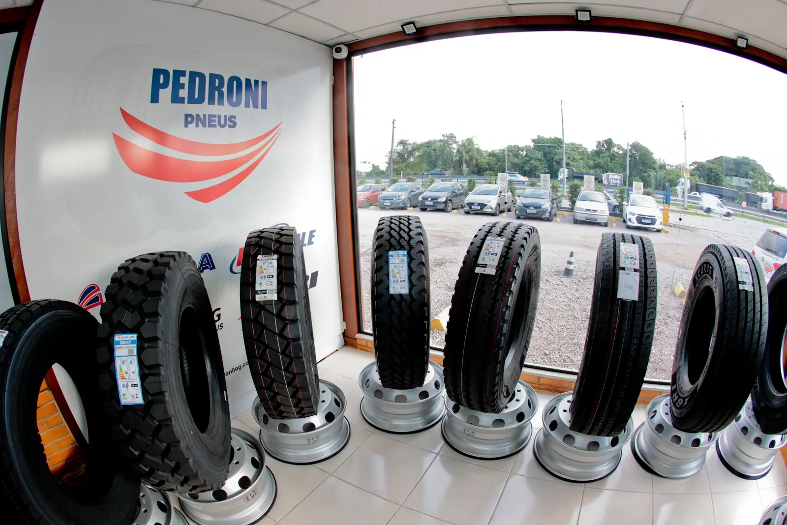 Showroom pneus — Grupo Pedroni